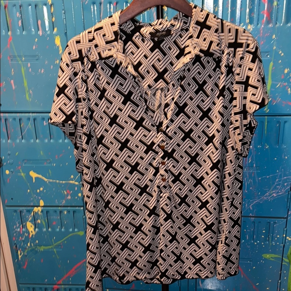 💰🚨CLEARANCE 🚨💰 
Geometric Black and White Women's Top B329